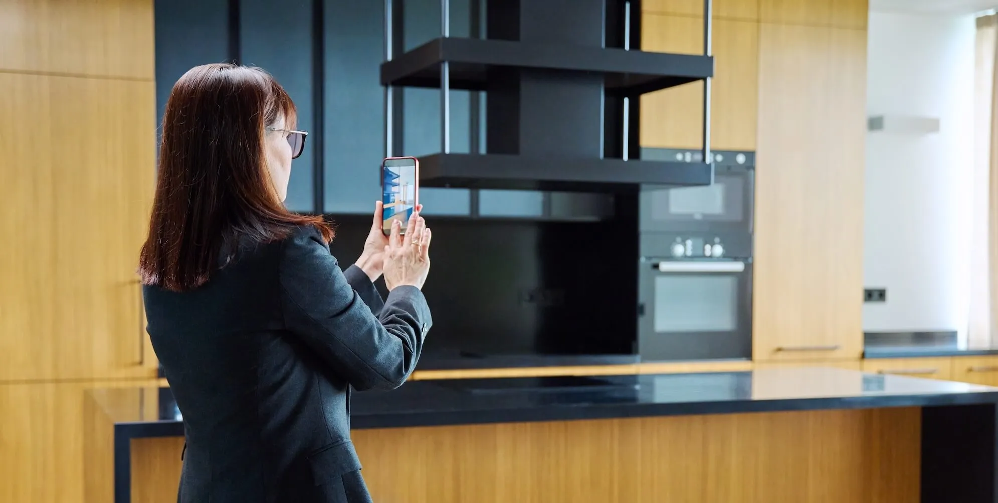 Tenant photographing apartment condition during état des lieux move-in inspection